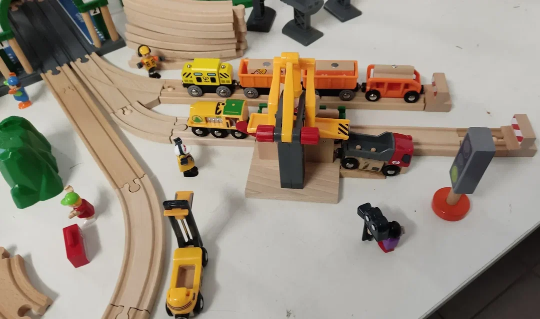 Brio Holzspielzeug/Eisenbahn Konvolut mit Holzkiste – Bild 5