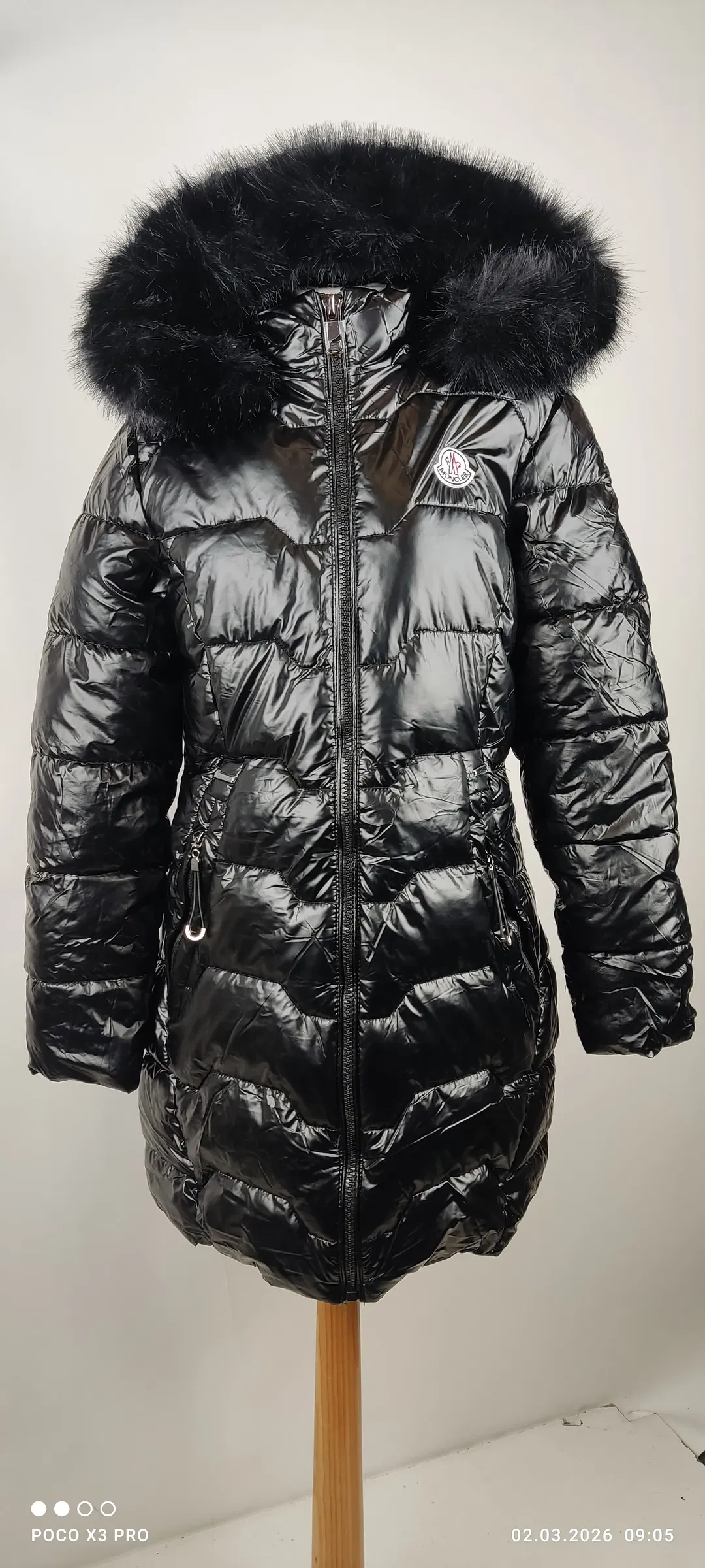Moncler Schwarze Daunenmantel mit Kapuze - Bild 1