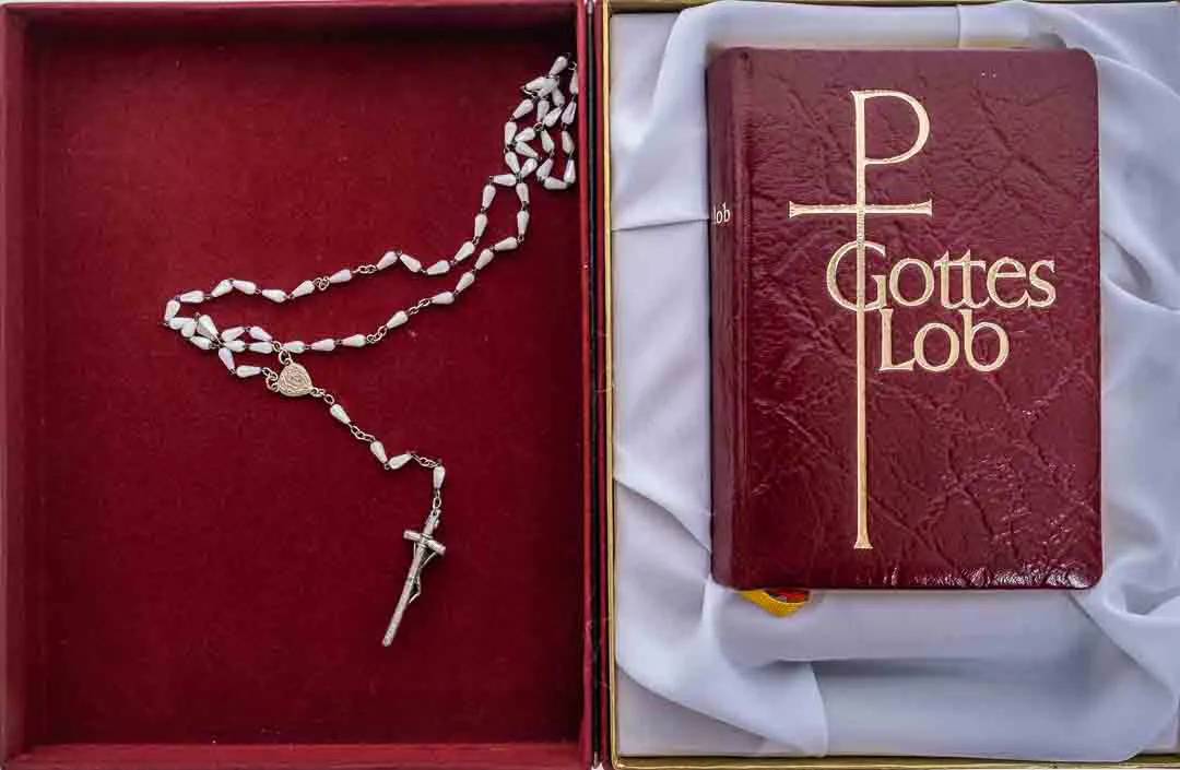 Andenken an die hl. Firmung "Gotteslob mit Rosenkranz" von 1975 /Bibel – Bild 3