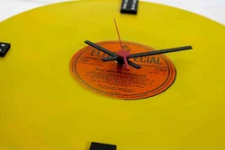 Zeitspur: Retro-Chic: Handgefertigte Schallplattenuhr mit Domino-Akzenten - Bild 3