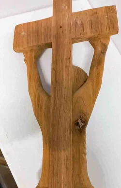 Modernes Kruzifix aus massivem Holz – Handgeschnitzte Sakralkunst - Bild 3