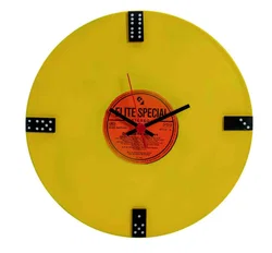 Zeitspur: Retro-Chic: Handgefertigte Schallplattenuhr mit Domino-Akzenten