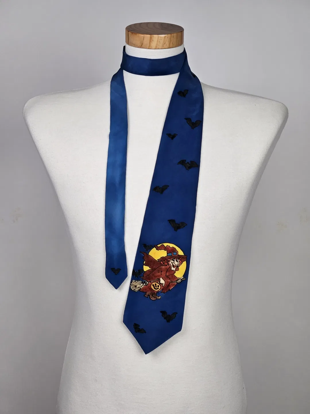 Seidenkrawatte „Hexe & Mond“, dunkelblau - Bild 1