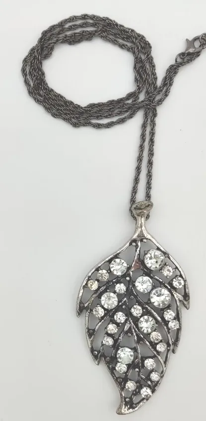 Halskette in Blattform mit Glitzersteinchen und Steinen Gr.75 cm  – Bild 2