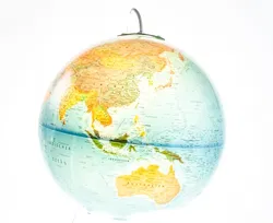 Upcycling Globus beleuchtet für Deckenmontage - Bild 4