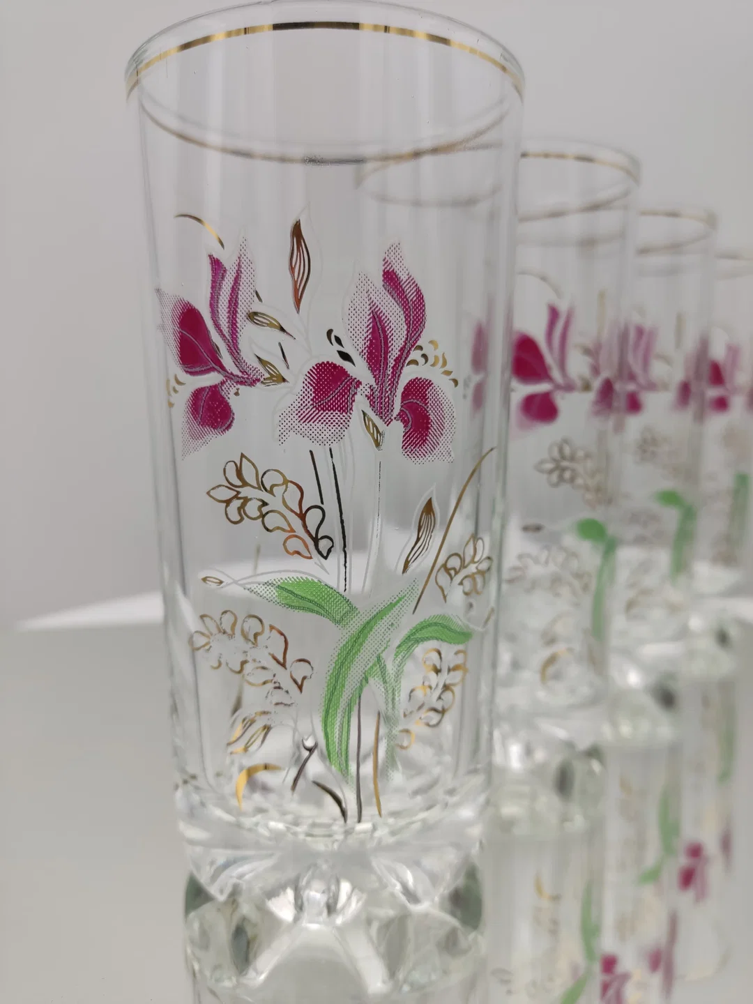 DeValbor Trinkgläser 4er-Set mit Irisblüten | Italienischer Retro-Charme – Bild 3