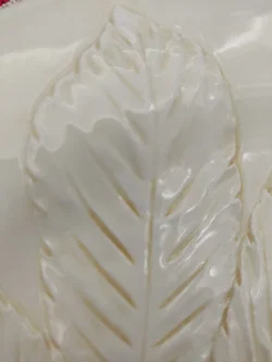 Krömer Porzellan-Dekoteller in Creme | Kastanienblatt-Relief – Vorschau 5