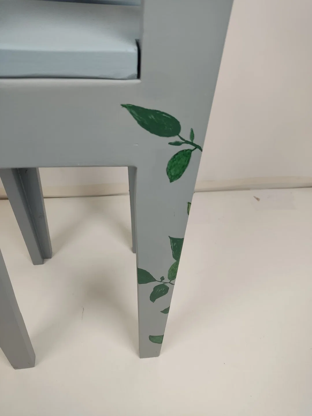 Blumentischchen mit Ranke – Bild 3