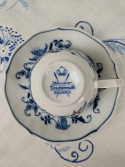 Blue Danube Untertasse und Bavaria Kaffetasse, mit Zwiebelmuster  | Zeitloser Porzellan-Schatz – Vorschau 5