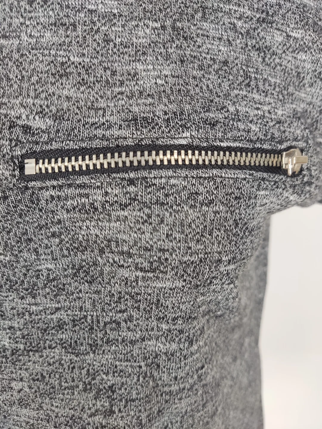 T-Shirt "Atmosphere", kurzarm mit Rundhalsausschnitt, schwarz/graumeliert mit Zipp, Größe 34 – Bild 2