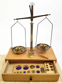 Antike Apothekerwaage  – Vorschau 1