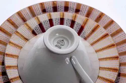 ZEH SCHERZER BAVARIA GERMANY 3-teiliges Porzellanset mit 2 Tellern und 1 Tasse in rot-weiß-gold - Bild 3