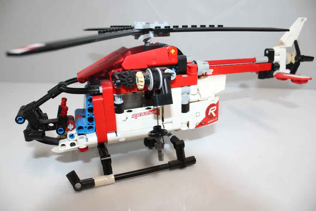 LEGO Technic Rettungshubschrauber – Bild 2