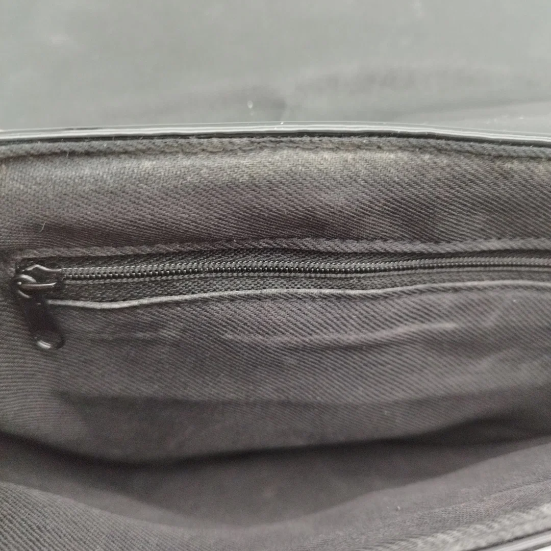 Moderne Handtasche im Glossy Look  – Bild 4