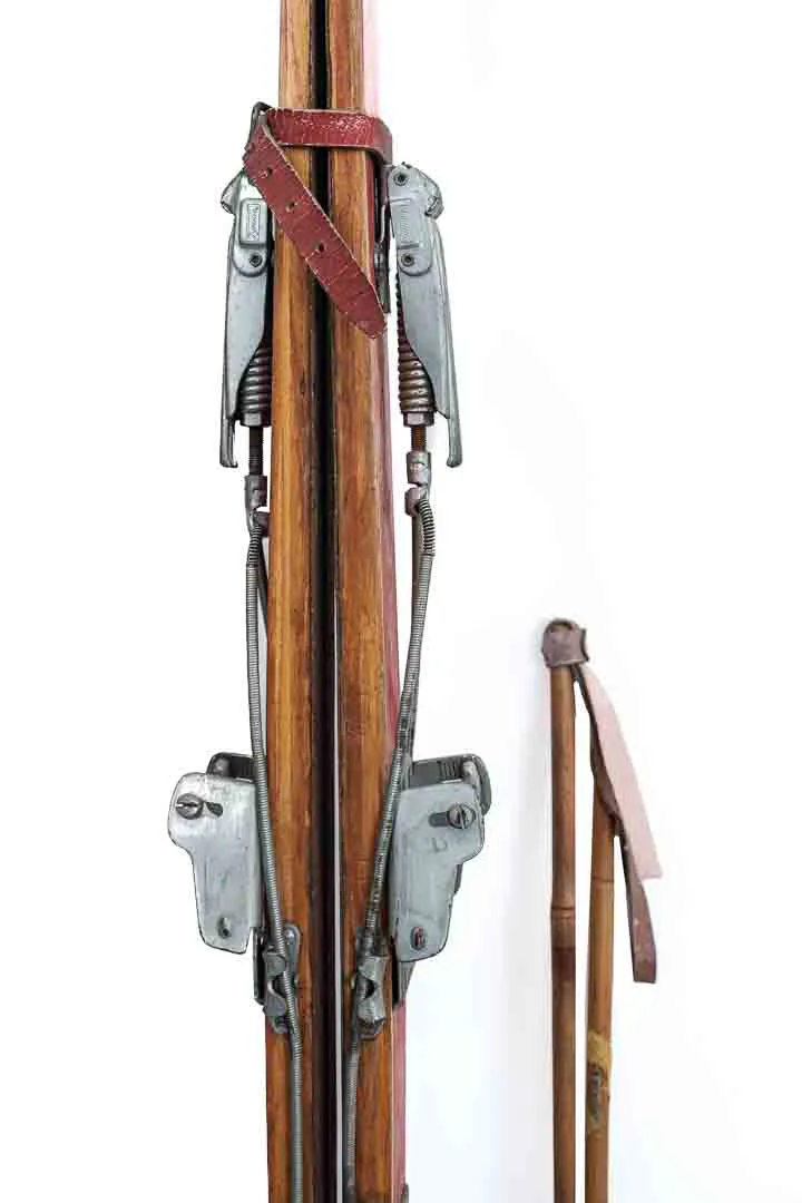 Ski Vintage Set: Hagan Skier mit Geschichte, Bindung und Stöcken – Bild 3