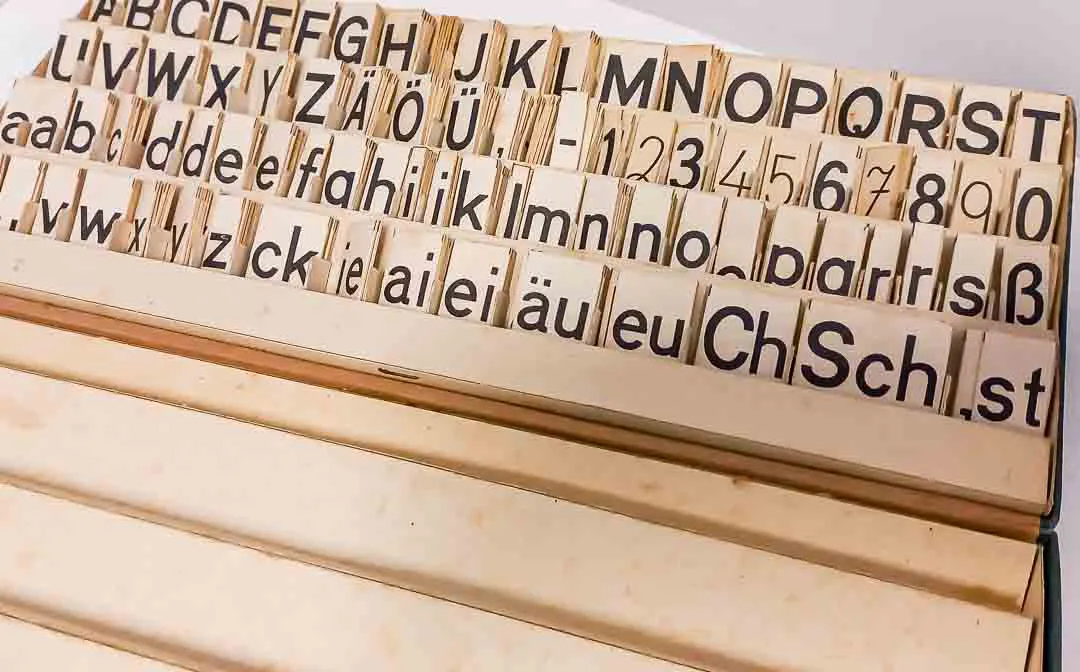 Antiker Buchstaben-Setzkasten für Leseübungen Josef Weber – Bild 2