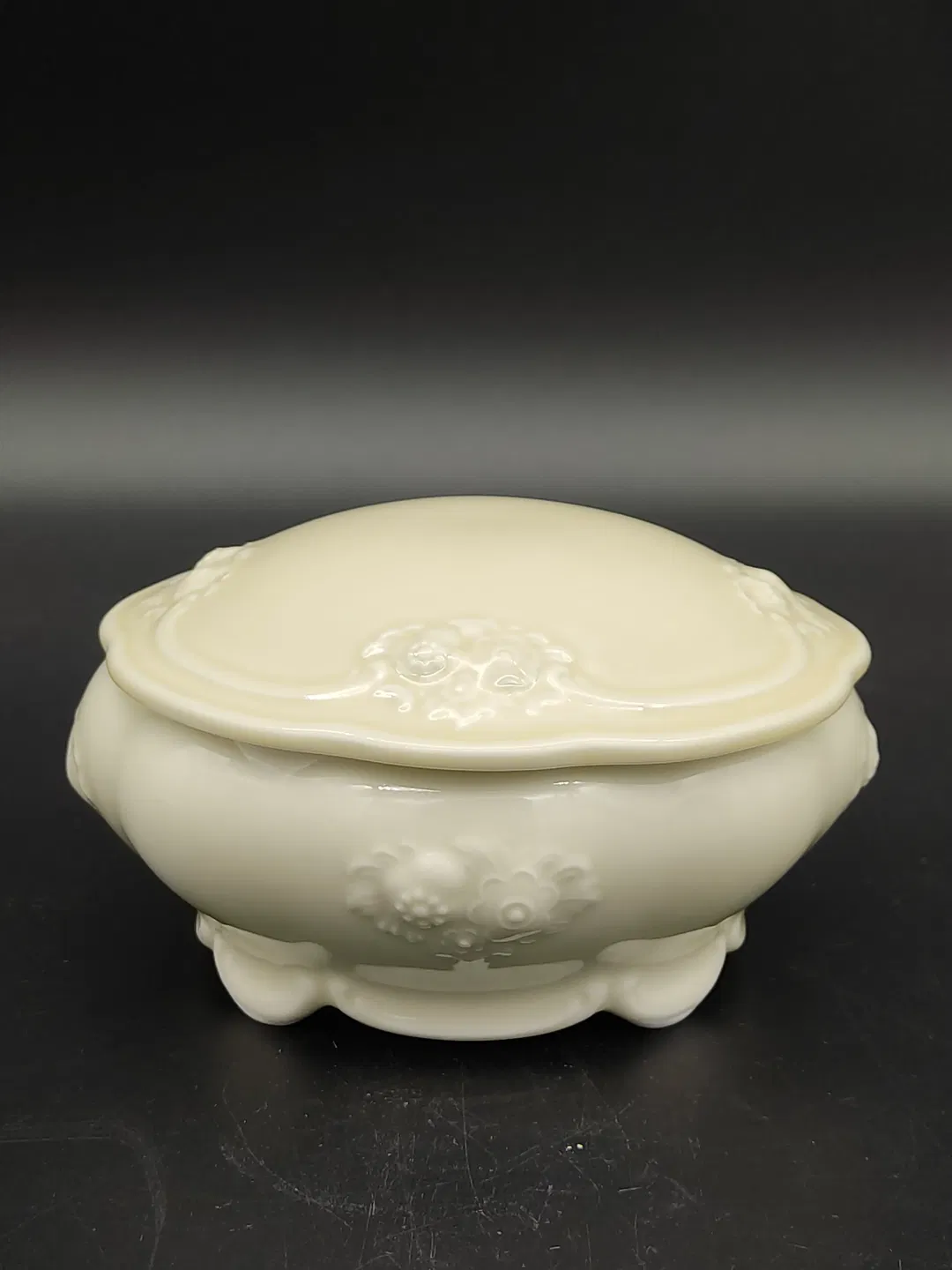 Porzellan-Deckeldose der Marke Thomas / 12 cm Durchmesser - elfenbeinfarben - Bild 1