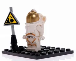 LEGO Minifigur Astronaut mit goldfarbenem Helm & Warnschild, Space City - Bild 2