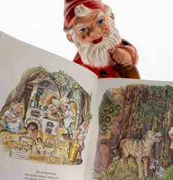 Gartenzwerg mit Laterne & Frosch, ca. 39 cm, klassisch bunt + Die Linzer Grottenbahn! - Bild 3