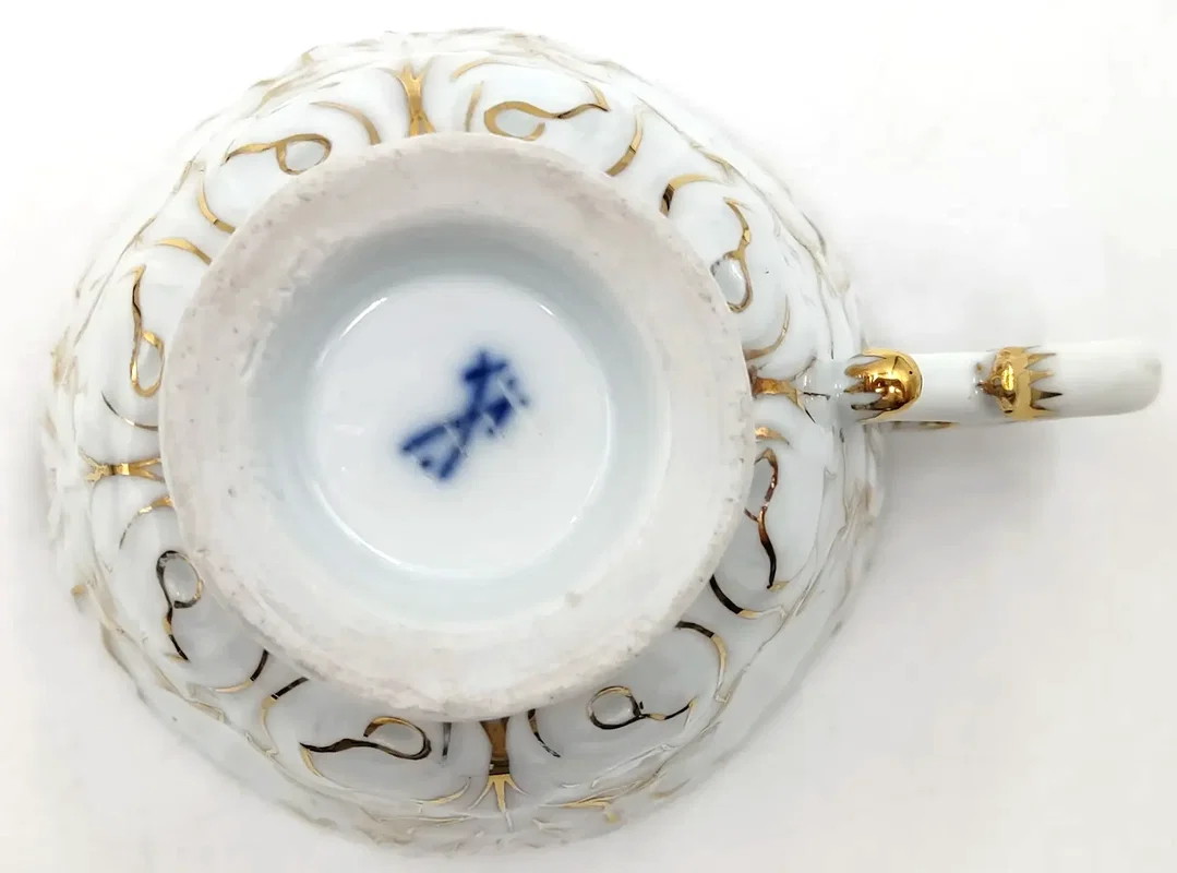 Tasse mit Untertasse Meissen (2-teilig) - gold gehöhter reliefierter Blattdekor – Bild 3