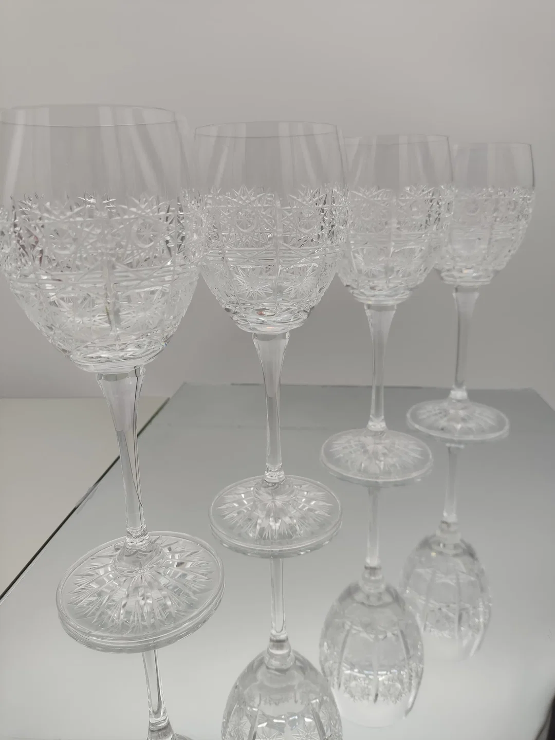 Kristall-Weingläser 4er-Set mit Schliffmuster | Tschechischer Vintage-Schatz – Bild 3