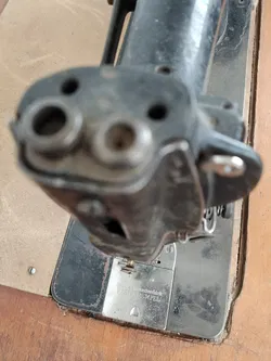 Antike Tisch-Nähmaschine mit Motor 