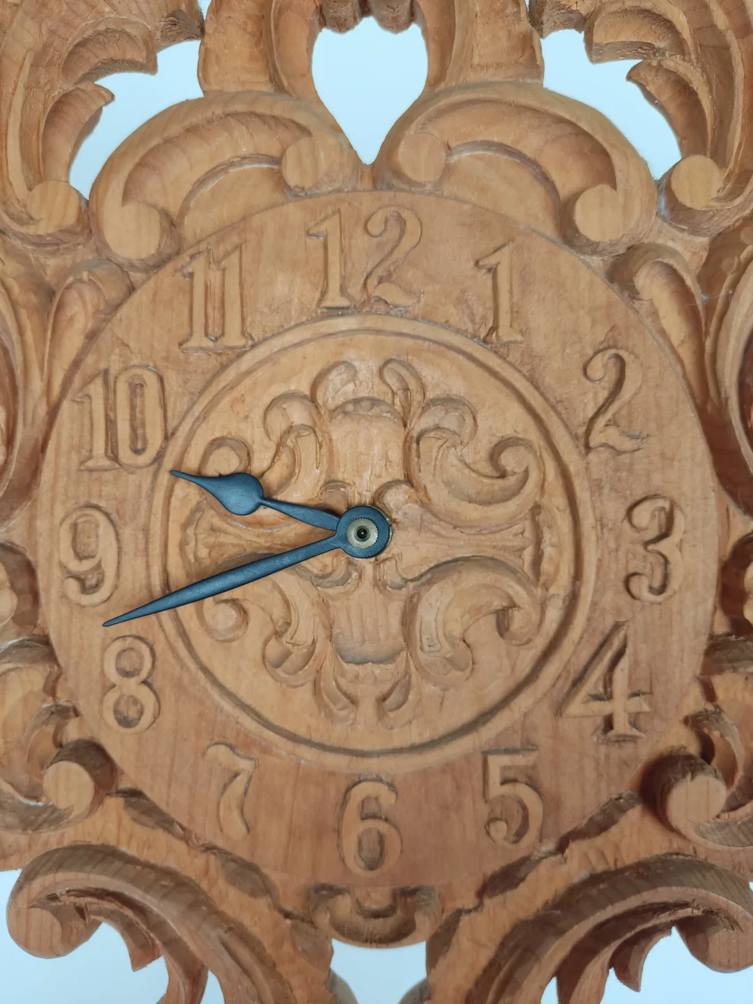 Junghans Holzwanduhr, Handgeschnitzt, ohne Batterie | Landhaus-Charme – Bild 6