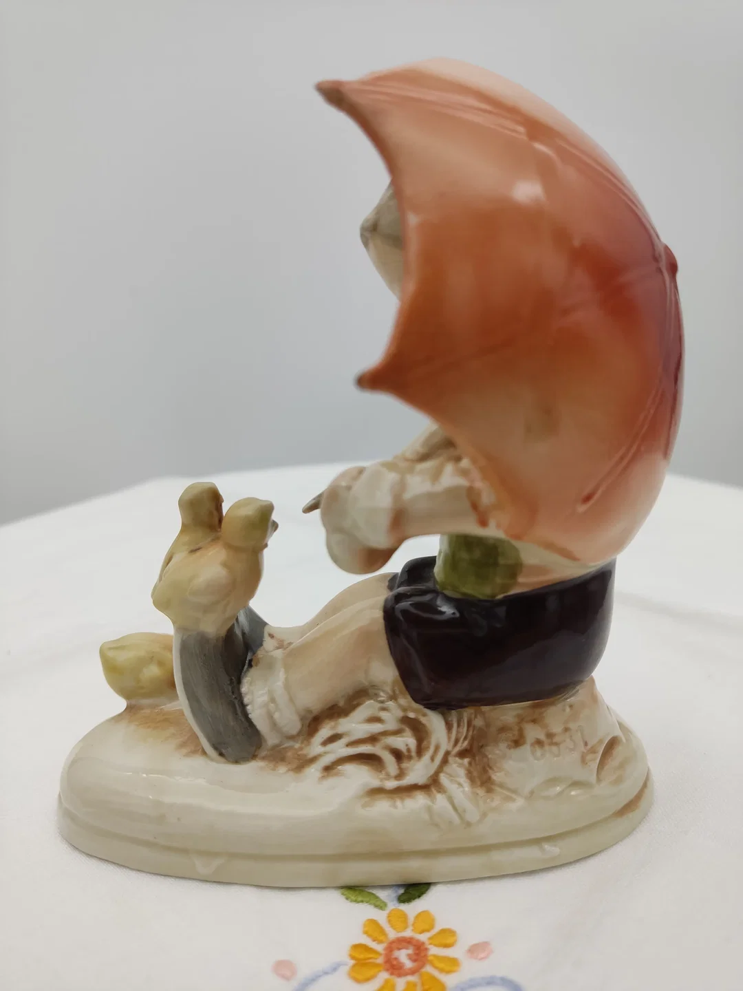 Deutsche Porzellanfigur Junge mit Regenschirm und Enten | Hummel-Stil – Bild 4