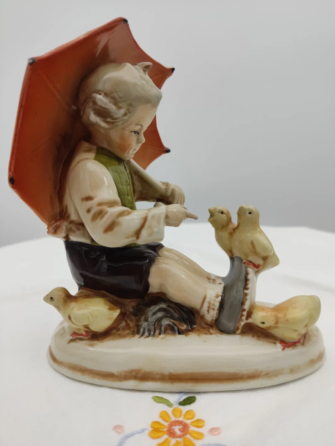 Deutsche Porzellanfigur Junge mit Regenschirm und Enten | Hummel-Stil – Bild 3