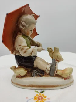 Deutsche Porzellanfigur Junge mit Regenschirm und Enten | Hummel-Stil – Vorschau 3