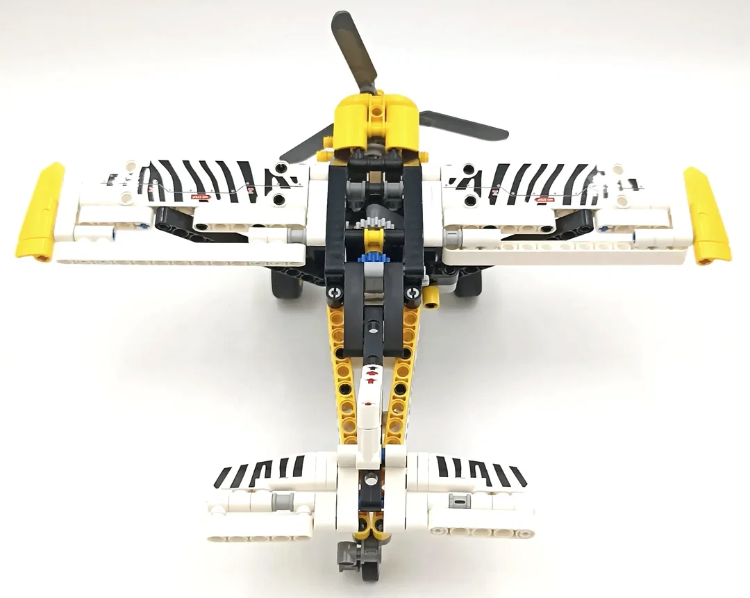 LEGO Technic Propellerflugzeug 42198 – Bild 4