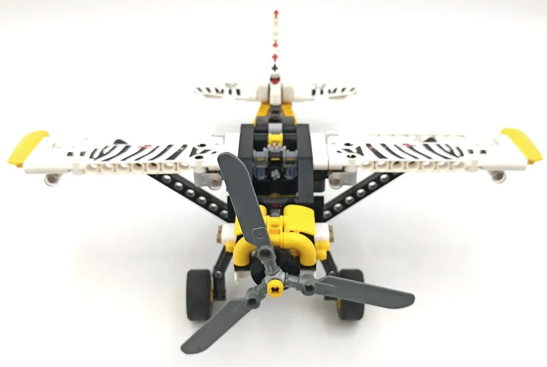LEGO Technic Propellerflugzeug 42198 – Bild 2