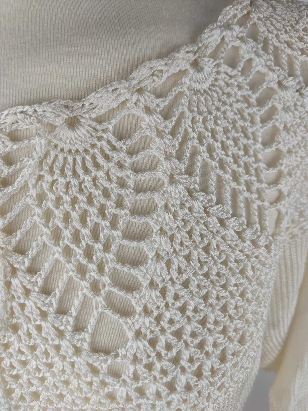 Pullover kurzam mit Rundhalsausschnitt, gestrickt, weißes Garn, Größe 40/42 (geschätzt) – Bild 5