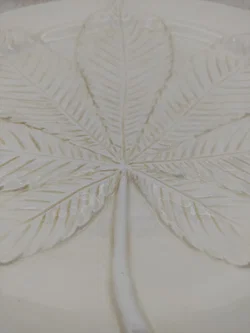 Krömer Porzellan-Dekoteller in Creme | Kastanienblatt-Relief – Vorschau 4