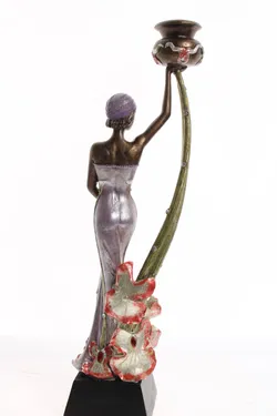 Eleganter Kerzenständer mit Damestatue in lilafarbenem Kleid – bronzefarbene Figur mit Kunstedelsteinen - Bild 3