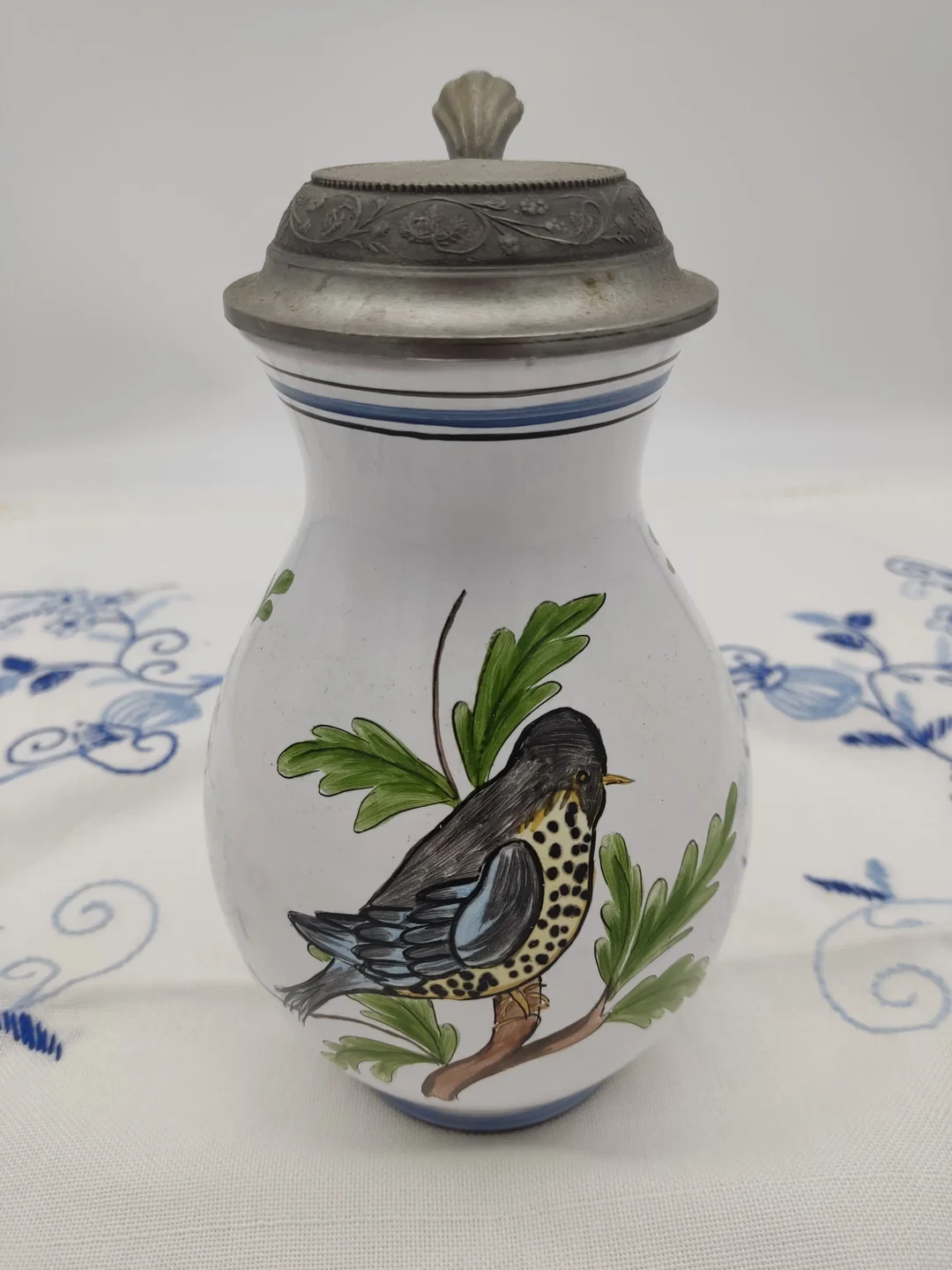 Fayence-Birnkrug mit detailreicher Vogel- und Astmalerei, handgemalt mit Zinndeckel – Bild 1
