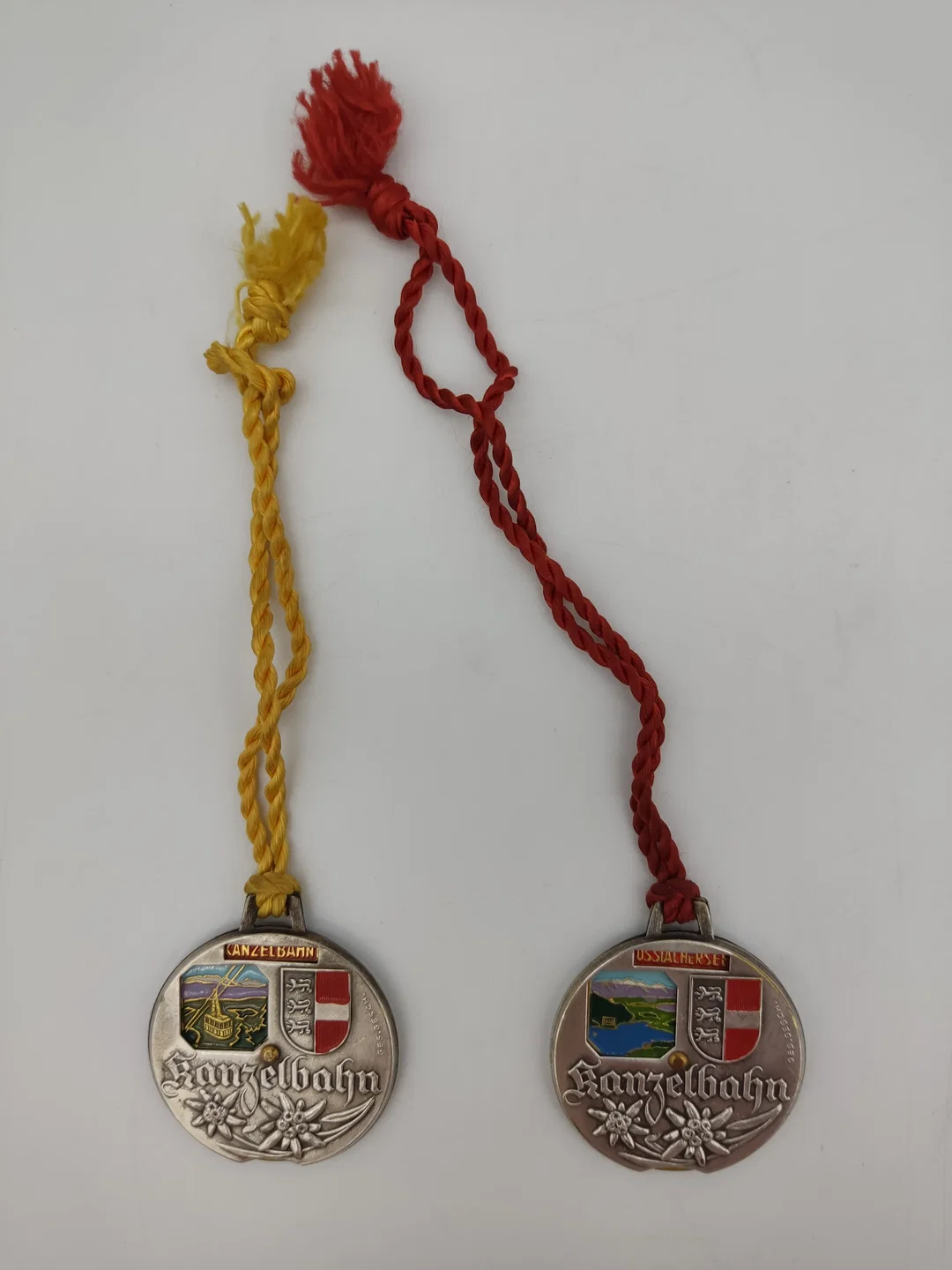 2 Vintage "Kanzelbahn" Anhänger/Drehmedaillon – Bild 4