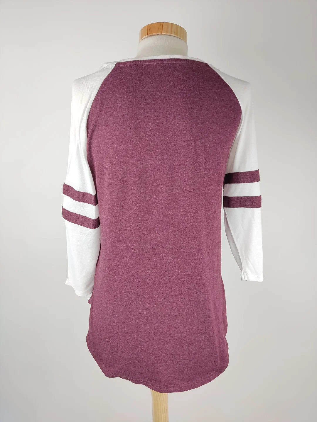 T-Shirt "Game of Thrones", dreiviertelarm mit Rundhalsausschnitt, weiß/violett gemustert, Größe M – Bild 3