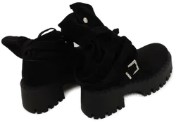 Schwarze Stiefel aus süßem Holz mit Trägern und kerbiger Sohle im Rock-Stil - Bild 2