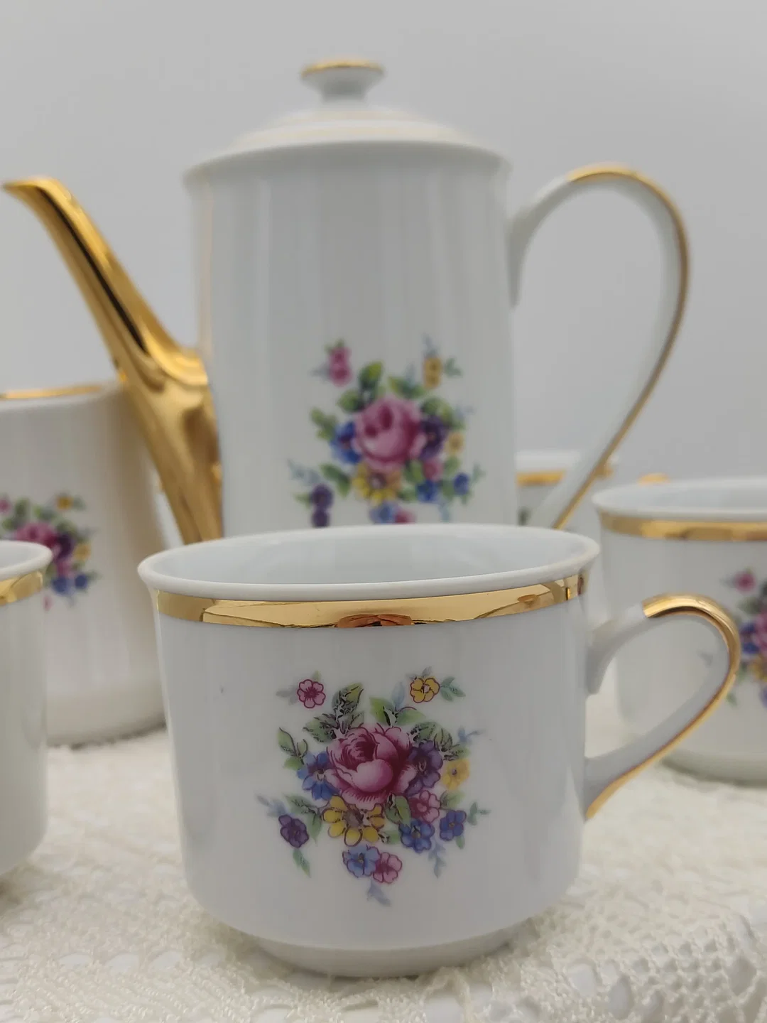  Porzellan-Teeservice mit Kanne & Milchkännchen, Goldrand | Vintage-Charme – Bild 3