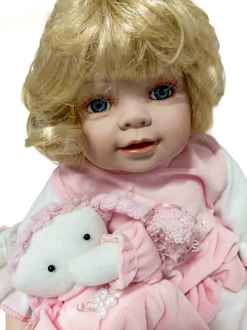 Porzellanpuppe Mädchen ca. 35 cm mit Kuschelelefant und rosa Kleid – Bild 1