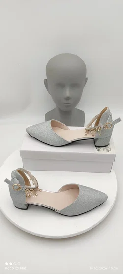 Silberfarbene Glitzer-Pumps mit Strass-Anhängern - Bild 3