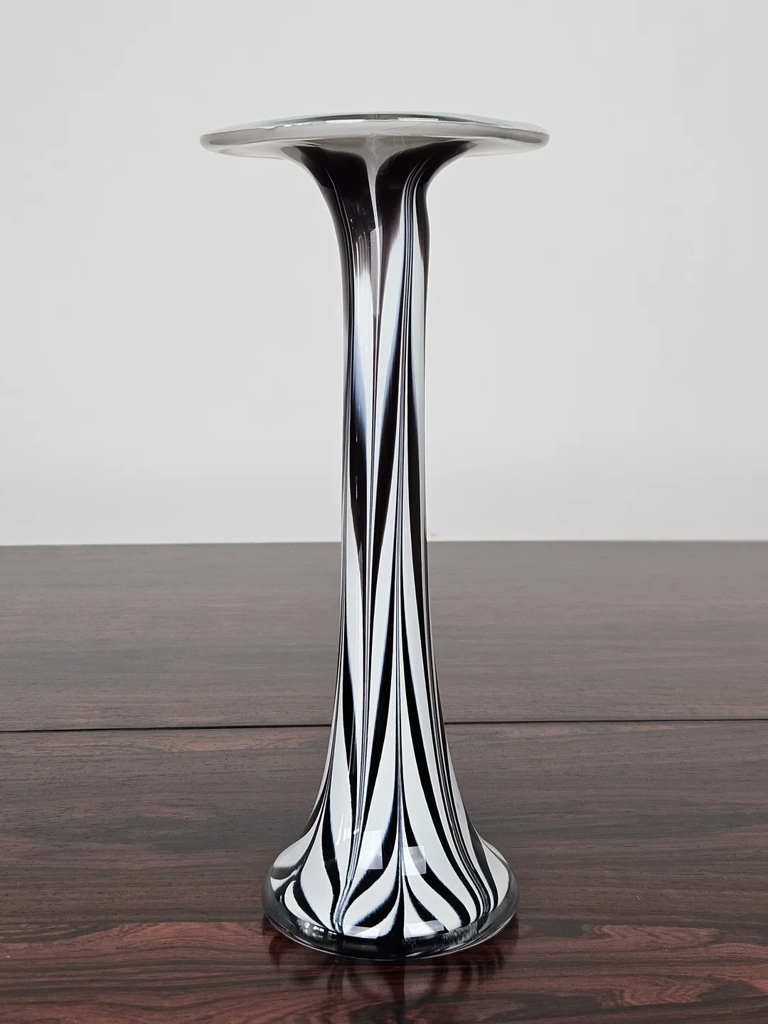 Glashütte Schwanenstadt Dekovase - schwarz/weiß marmoriert - Höhe 27 cm – Bild 1