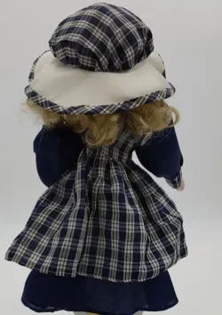 Hübsche Porzellanpuppe mit Hut  - Bild 3