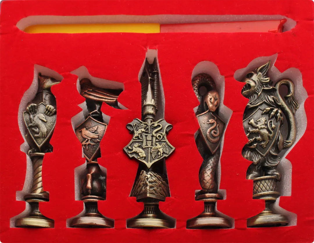 Harry Potter Siegelstempel-Set – 5 Metallstempel (Hogwarts & Häuser) inkl. rotem & gelbem Wachsstift – Sammlerbox - Bild 1