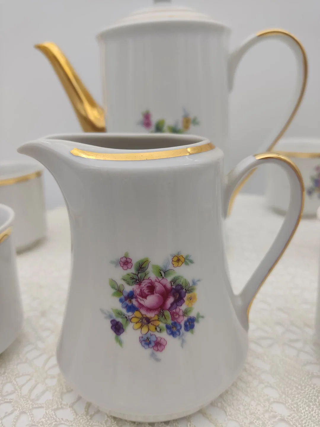  Porzellan-Teeservice mit Kanne & Milchkännchen, Goldrand | Vintage-Charme – Bild 15
