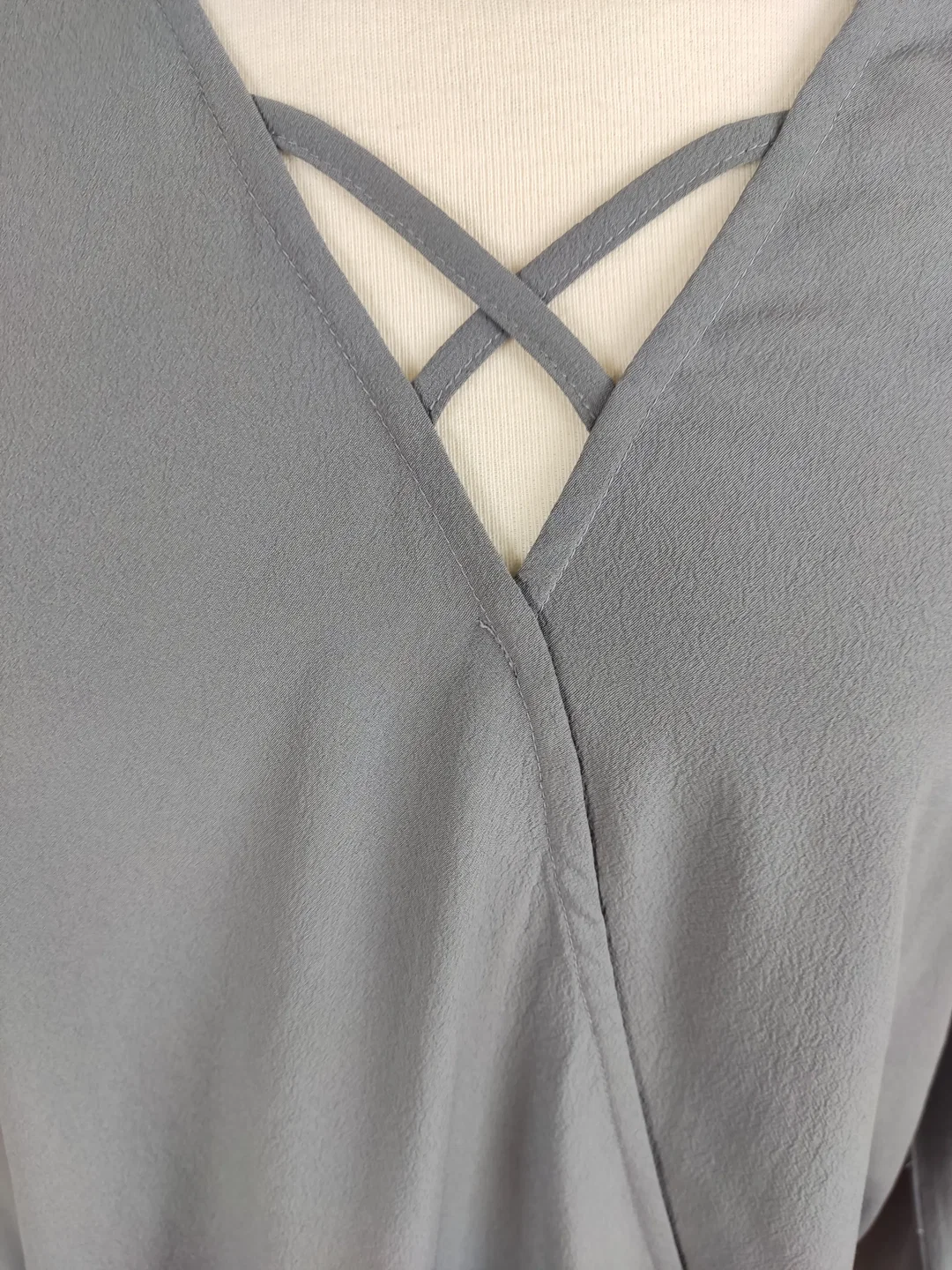 Bluse "Rainbow", langarm mit V-Ausschnitt, grau mit Gummizugbund, Größe 40 – Bild 2