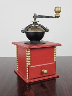 Rote Vintage Kaffeemühle