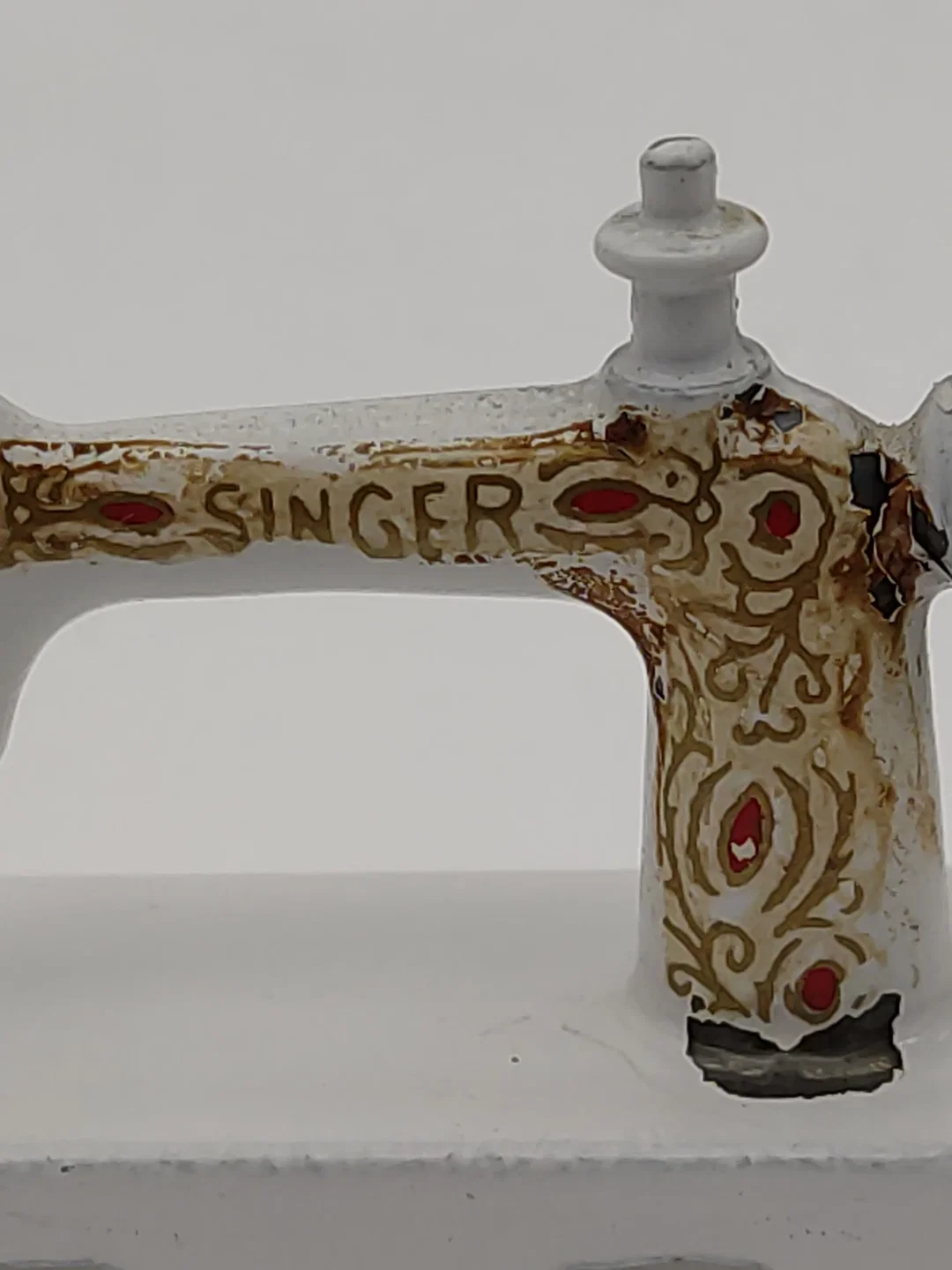 Puppenhaus Zubehör: Miniatur Metall Singer Nähmaschine | Sammlerstück mit Charakterspur – Bild 6