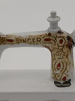 Puppenhaus Zubehör: Miniatur Metall Singer Nähmaschine | Sammlerstück mit Charakterspur – Vorschau 6